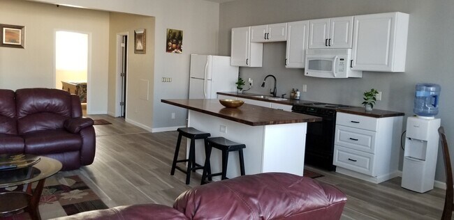 Building Photo - 1402 5th St