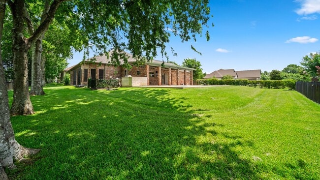 Building Photo - 118 Hillsborough Dr W