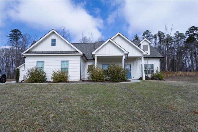 Building Photo - 214 Oakwood Dr
