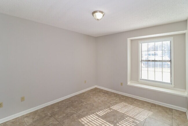 Building Photo - 6610 Shaker Ln