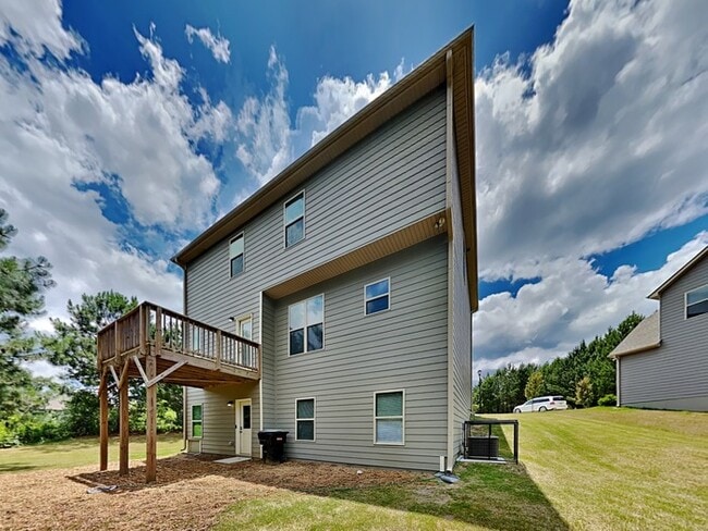 Building Photo - Well-maintained 4 Bedroom With Basement