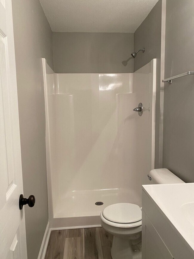 Building Photo - Newly remodeled 3 Bdr 2 Bath conveniently ...
