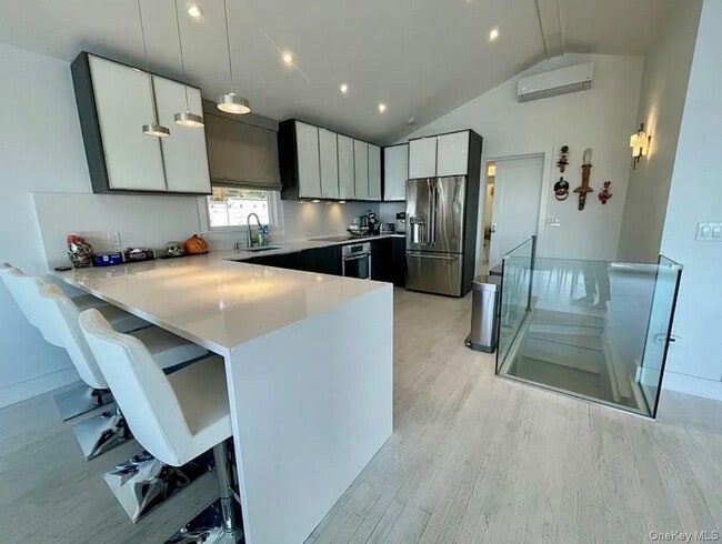 Building Photo - 16 N Shore Rd