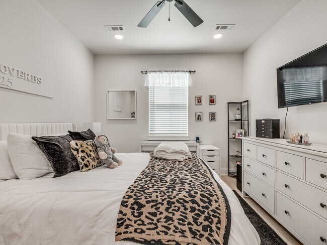 Building Photo - 1670 N Leverett Ave