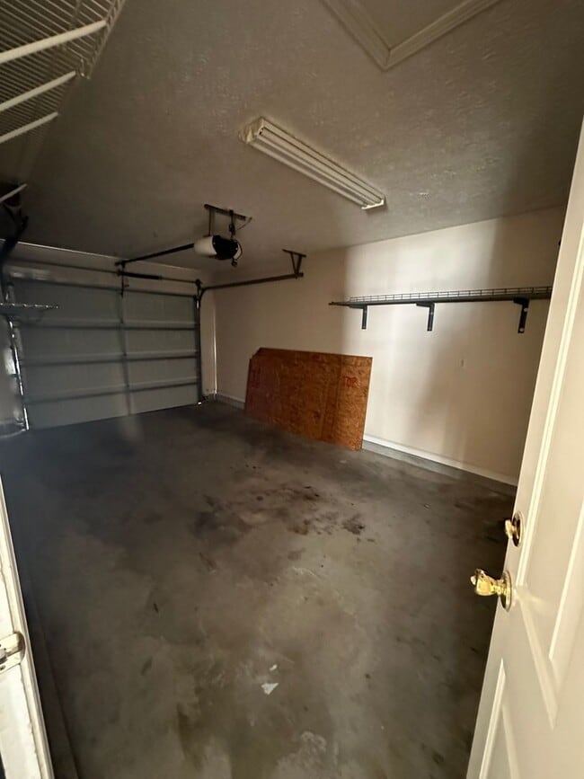 Building Photo - 3 Bed 2 Bath located in the Palm Cove Community!