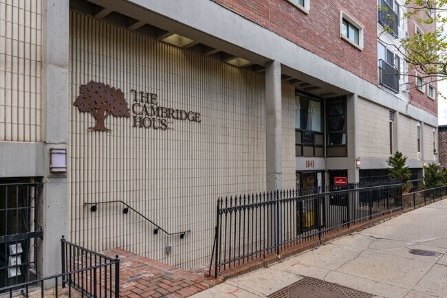 Building Photo - 1643 Cambridge St