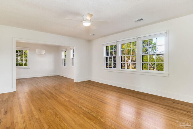 Building Photo - 1515 E Lakeview Ave