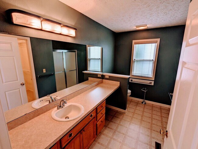 Building Photo - Spacious 3-Bedroom Ranch with Private Mast...