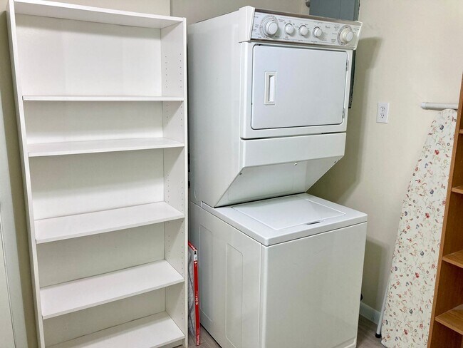 Building Photo - Clean ready to go 2/1 in Beverly Hills!