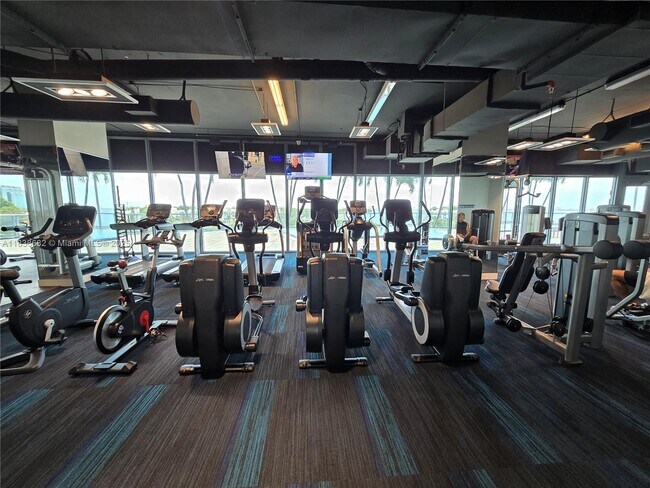 Building Photo - 601 NE 36th St