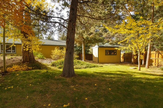 Building Photo - Spacious SW Bend Home on Nearly Half an Ac...