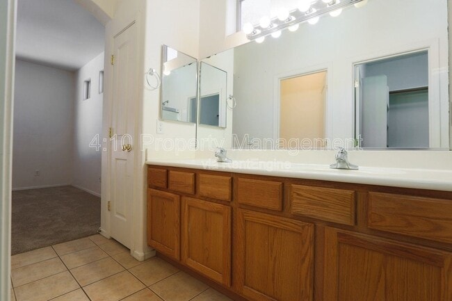 Building Photo - 2644 E Chester Dr