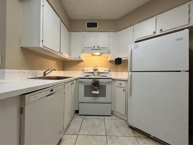 Building Photo - 212 Lake Pointe Dr