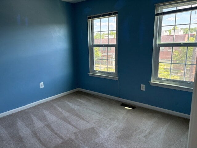 Building Photo - Charming townhouse on Metro bus line, shor...