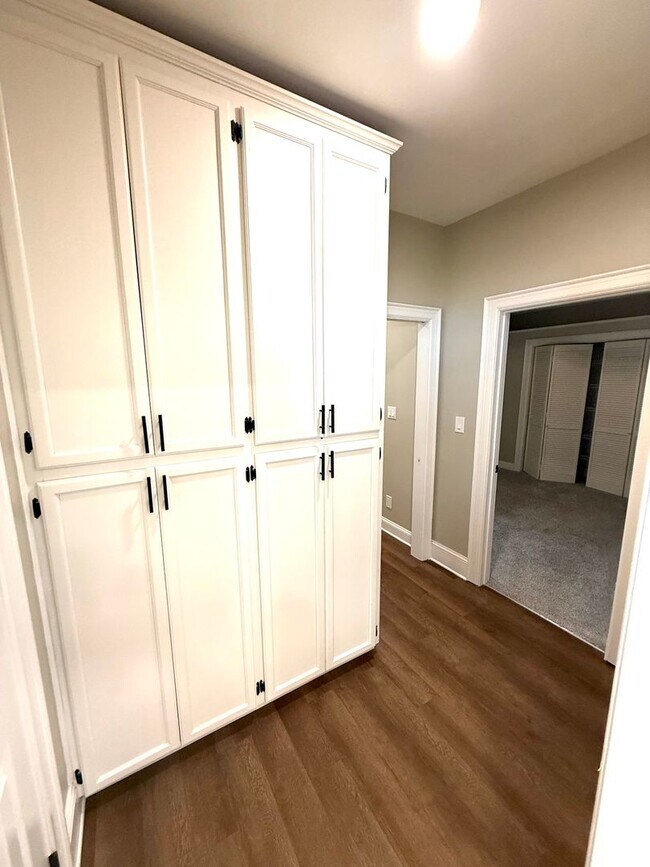 Building Photo - ** 4 Bed 3 Bath located in Old Cloverdale ** Call 334-366-9198 to schedule a self-tour