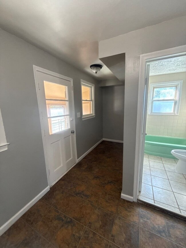 Building Photo - 4 Bedroom 2 Bath Home in Lincoln Park