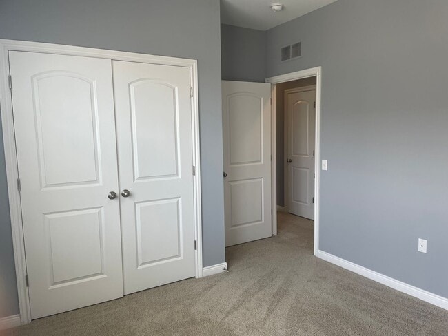 Building Photo - 3-Bedroom, 2-Baths, 1350 SF condo-style apartment, Upper Unit in Shelby Township.