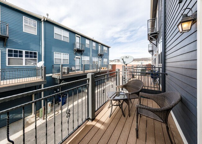 Building Photo - Fully Furnished Downtown 2 Bed, 4 Bath Executive Townhouse