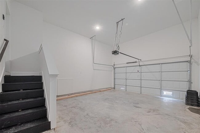 Building Photo - 1350 W 24th St