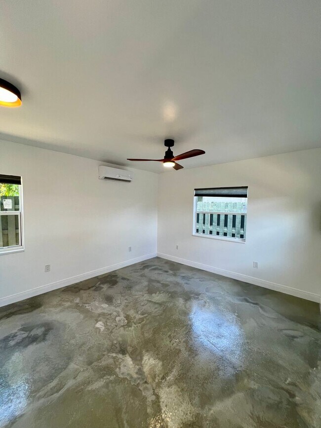 Building Photo - Fully Renovated 3/3 Northwood Home with Gu...