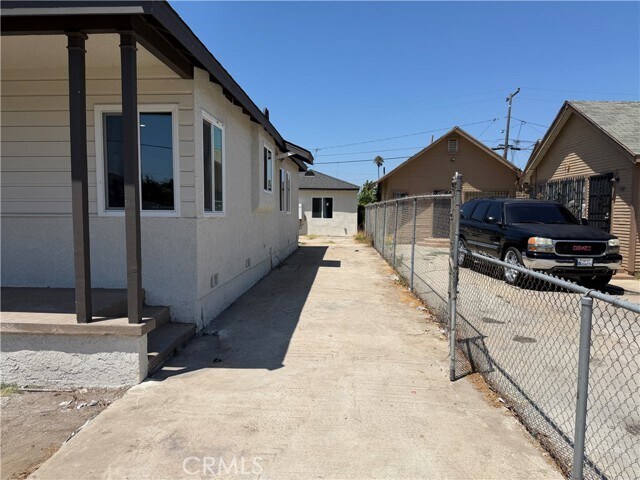Building Photo - 1327 W 89th St