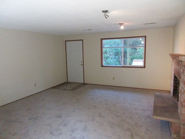 Building Photo - 2218 Navaho Ct SE