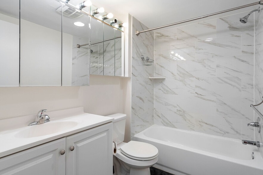 Building Photo - 200 Lombard St