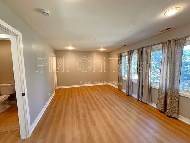 Building Photo - 1117 Ct B