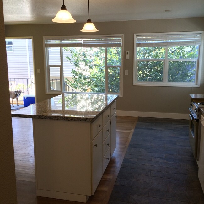 Building Photo - Super cute top level 1 bed w/ washer/dryer...