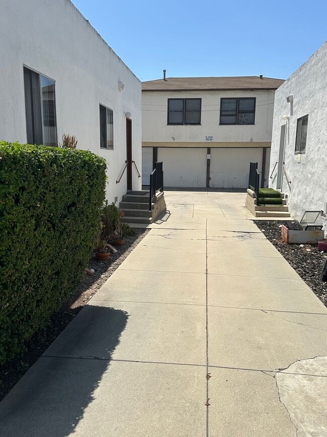 Building Photo - Upstairs 1 bedroom 1 bath unit with a one ...