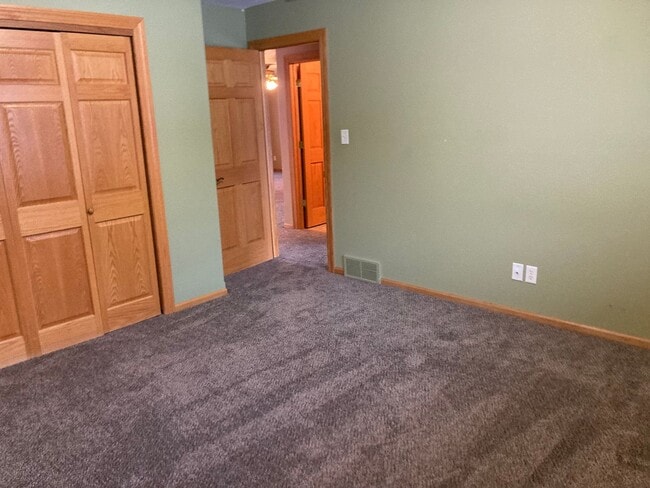 Building Photo - 2 Bed 2 Bath Twinhome with double attached garage SORRY NO PETS!!