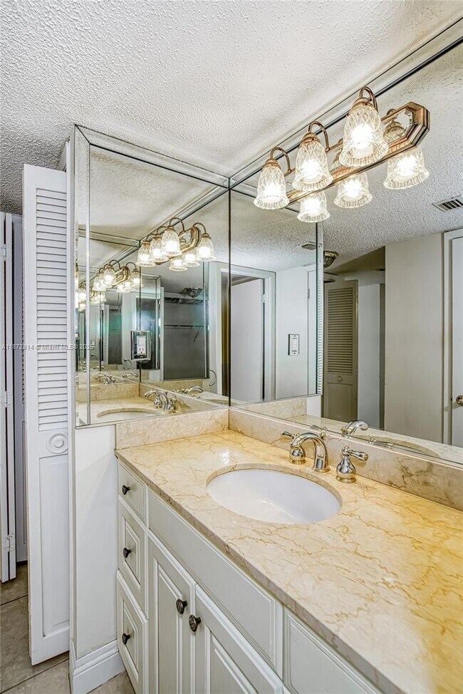 Building Photo - 18051 Biscayne Blvd