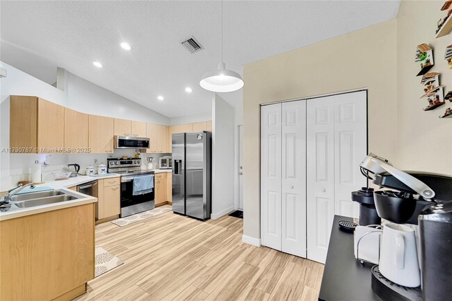 Building Photo - 1552 Zenith Way