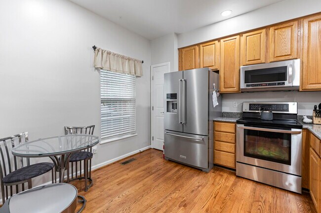 Building Photo - 2025 N Buchanan Ct