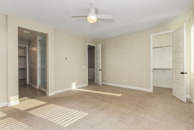 Building Photo - Rare end lot!