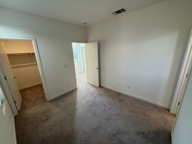 Building Photo - 2 bedroom | 2.5 bathroom | Single family h...