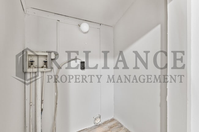 Building Photo - 4557 S Oak Ave