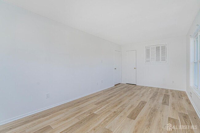 Building Photo - 17 Throckmorton Ln