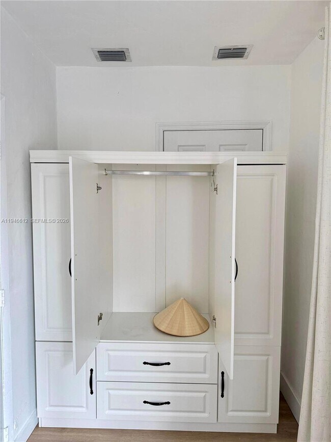 Building Photo - 541 E 38th St