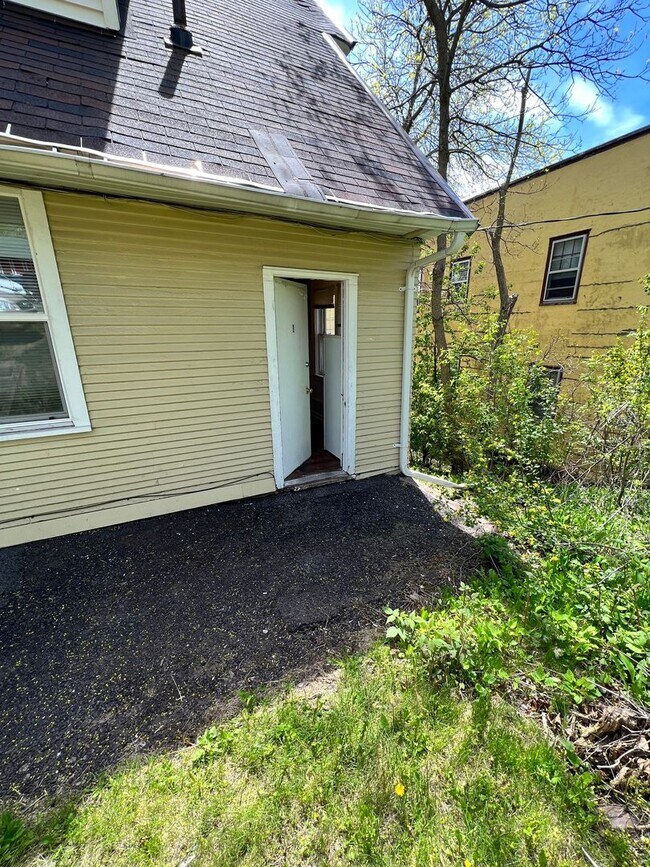 Building Photo - 1317 E 2nd St