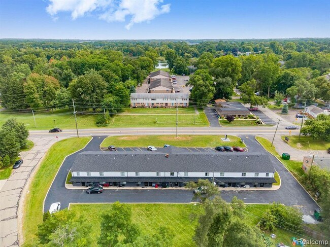 Building Photo - 2475 S Commerce Rd