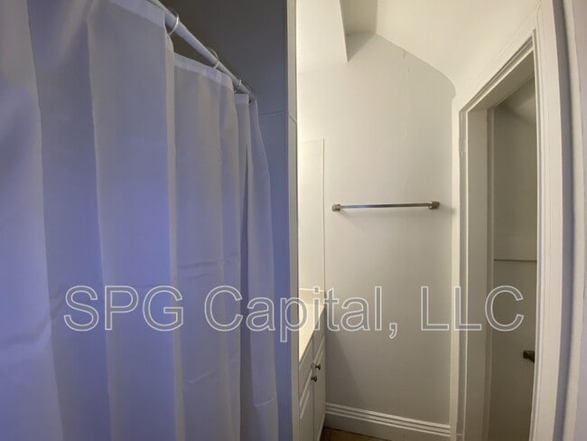 Building Photo - 220 W Jackson St