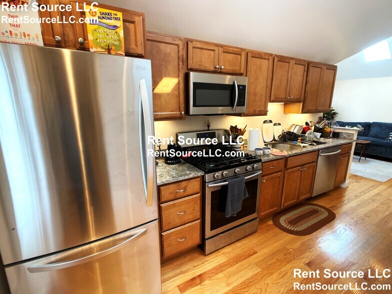 Building Photo - 537 Main St