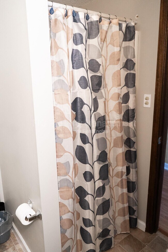 Building Photo - 707 W Race St