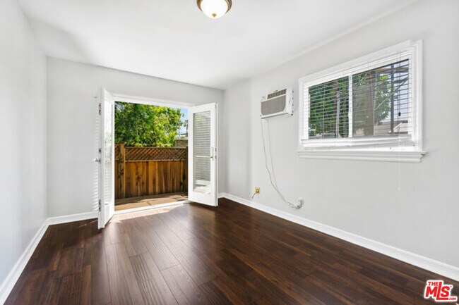Building Photo - 920 Westbourne Dr