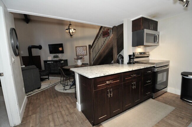 Building Photo - 3 bedroom condo in Wildernest available June 1st!