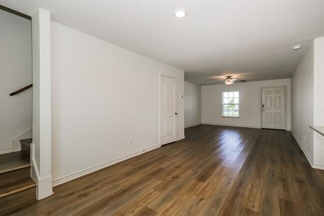 Building Photo - 200 Cres Park Dr