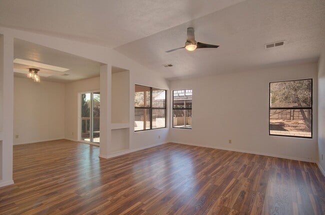 Building Photo - Amazing 3 Bedroom in Central Rio Rancho!