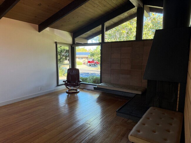 Building Photo - Desirable St Francis Neighborhood