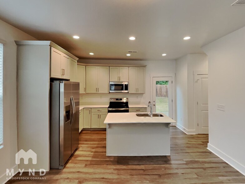 Building Photo - 3944 Cushman St